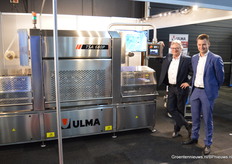 Roy en Alex Hofstee van Ulma. De machine is uiteraard een traysealer, maar, vertellen de heren lachend, het wordt voor van alles en nog wat gehouden